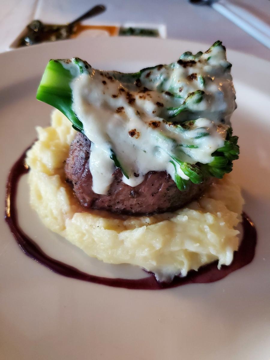Grilled beef with mashed potatoes and broccoli 