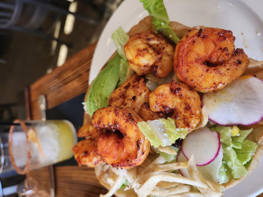 Grilled shrimp on lettuce with fries
